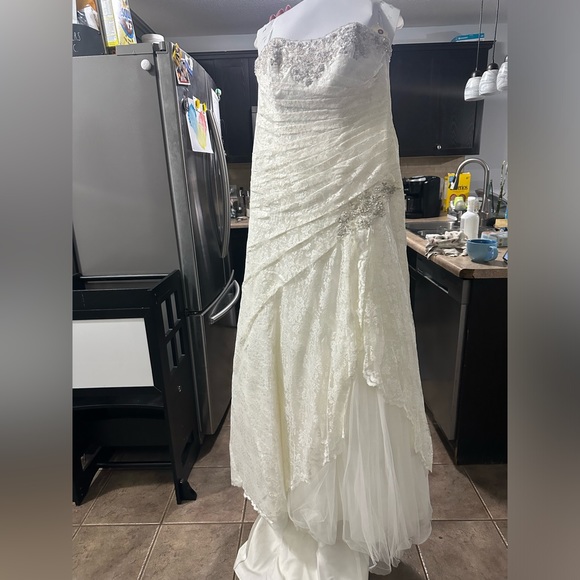 David’s bridal wedding dress never worn or altered size 12 - Picture 5 of 5